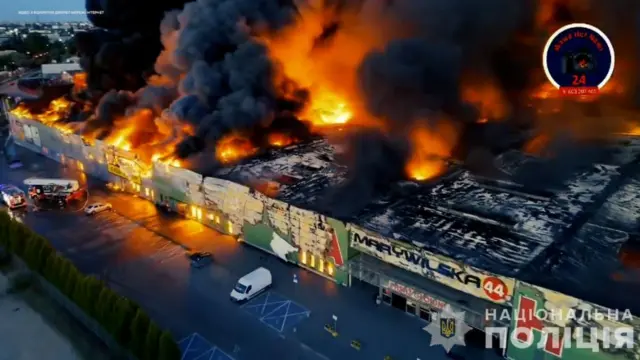 Фото пожежі з висоти: вогонь поширився майже по всій площі великого ТЦ, у небо здіймаються клуби чорного диму