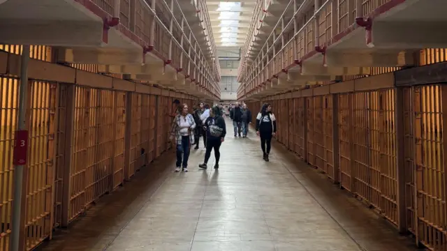 Một đoàn khách tham quan nhà tù Alcatraz Một đoàn khách tham quan nhà tù Alcatraz