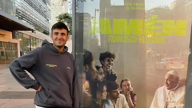 Juan junto al afiche de promoción del documental.