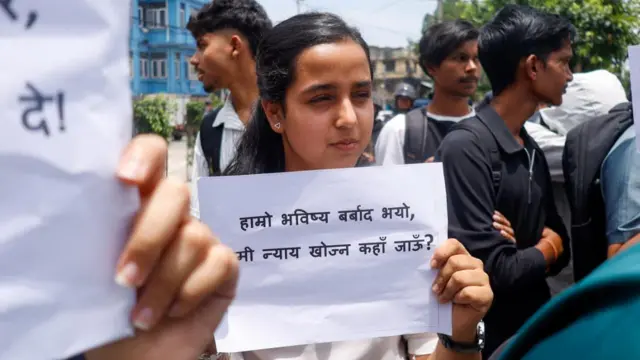 १२ कक्षाको परीक्षाफलमा अनियमितता भएको दाबीसहितको विरोध प्रदर्शनमा सहभागीहरू
