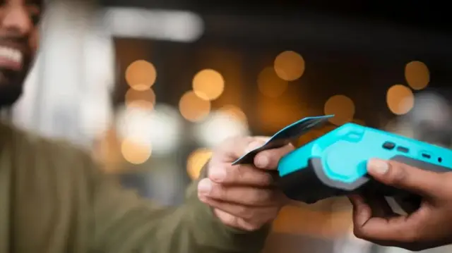 Macalimad jaamacadeed oo codsatay in aan magaceeda la shaacin ayaa BBC-da u sheegtay sida ninkeeda uu uga been sheegay shahaadooyinkiisa oo uu ugu dambeyntii kaga tagay burbur dhaqaale.