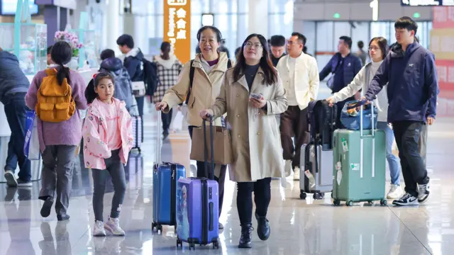 海南海口美兰国际机场T2航站楼出发大厅的旅客（中新社图片3/1/2026）