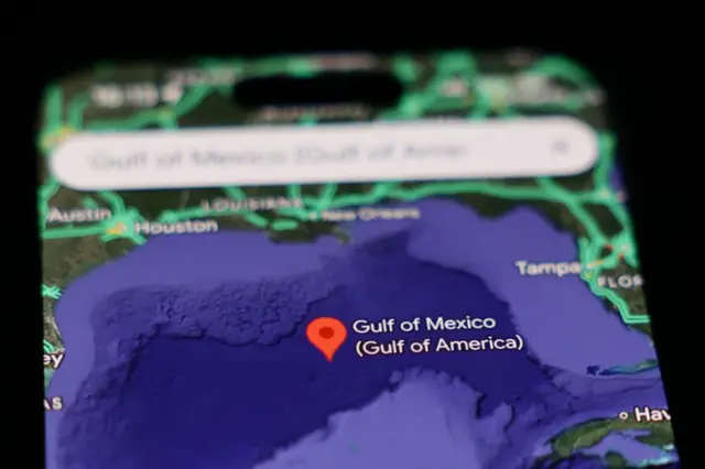Una imagen de Google Maps en un teléfono en el que se ve el golfo de México y con el nombre de golfo de América entre paréntesis.