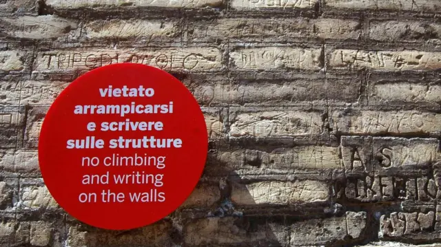 पर्यटकांसाठी लावलेल्या सुचना