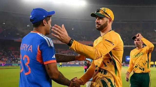 మ్యాచ్‌లో విజయం సాధించిన తర్వాత దక్షిణాఫ్రికా కెప్టెన్ ఏడెన్ మార్‌క్రామ్, భారత్ కెప్టెన్ సూర్యకుమార్‌