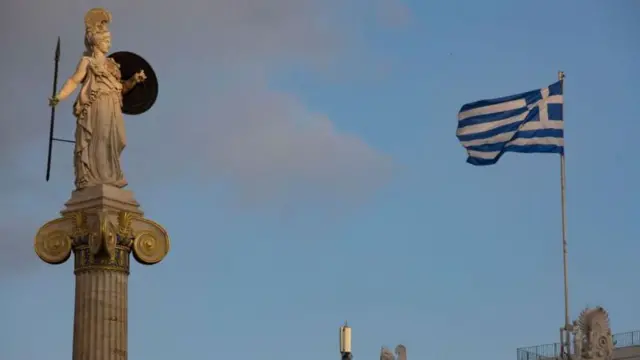 प्लेटो राज्य के केंद्र में प्रशिक्षित दार्शनिकों के होने की बात करते हैं. 