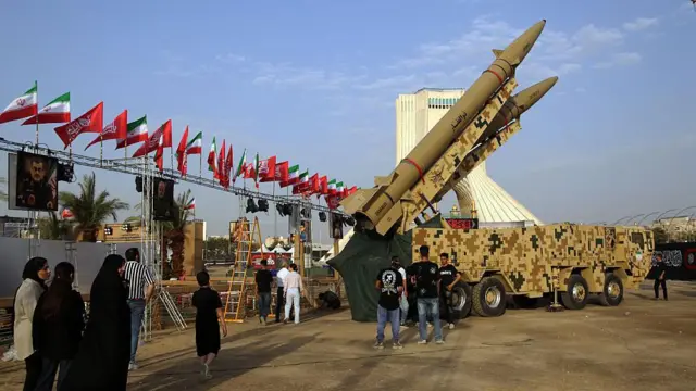 Tahran'da Azadi Meydanı'nda sergilenen Zülfikar ve Kadr füzeleri