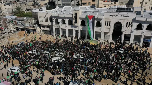 Concentración de civiles en la Plaza Palestina