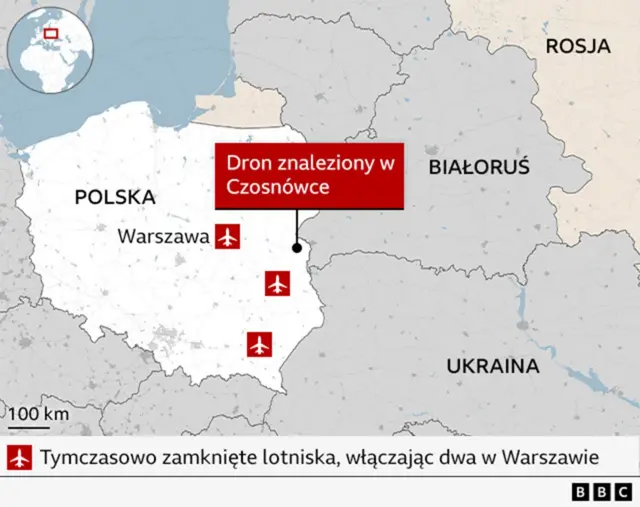 Mapa pokazuje obszar, na którym w nocy doszło do ataku drona. Oznaczono Polskę, Rosję, Białoruś i Ukrainę. Miejsce znalezienia drona, Czosnówka, to wieś we wschodniej Polsce, około 40 km (25 mil) od granicy z Białorusią. Na mapie zaznaczono również miejsca, w których cztery lotniska w Polsce zostały tymczasowo zamknięte, w tym dwa w Warszawie, z powodu ataku drona.