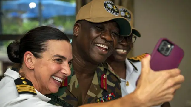 La commandante de la marine américaine Carla Pappalardo prend une photo avec ses partenaires lors de la conférence de l'Africa Malaria Task Force (AMTF) - 18 juillet 2023.