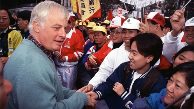 Ông Chris Patten (trái) là thống đốc Hong Kong cuối cùng trước khi Anh chuyển giao thành phố này cho Trung Quốc. Ảnh chụp năm 1996 