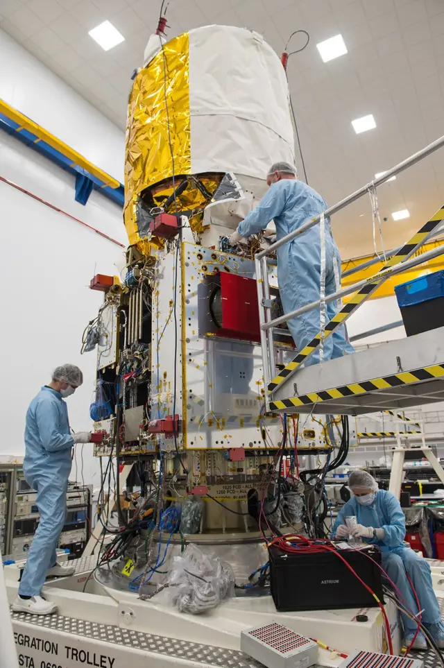 Engenheiros durante a montagem do satélite