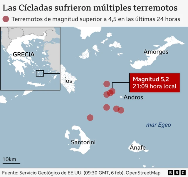 Mapa que muestra las islas Cícladas en Grecia y ocho terremotos de magnitud superior a 4,5 ocurridos entre las islas de Santorini, Íos, Amorgos, Andros y Ánafe, en las últimas 24 horas.