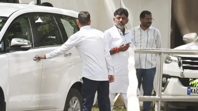 সোনিয়া গান্ধীর সঙ্গে দেখা করে বেরিয়ে আসছেন ডিকে শিবকুমার। বুধবার