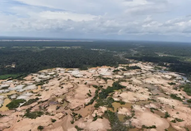 Vista aérea de una zona de Amazonía peruana deforestada por la extensión de explotaciones mineras ilegales. 