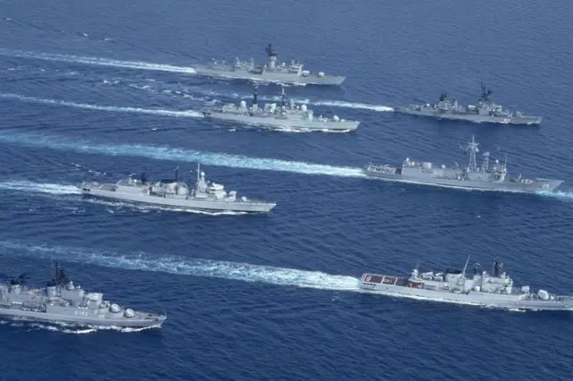 1992年4月30日，六艘灰色戰艦列隊駛過亞得里亞海。它們在湛藍的海面上劃出白色的尾流，這就是所謂的朗繆爾環流（Langmuir）。