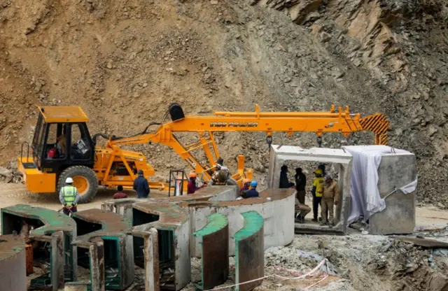 ఉత్తరకాశీ సొరంగం వద్ద సహాయక చర్యలు