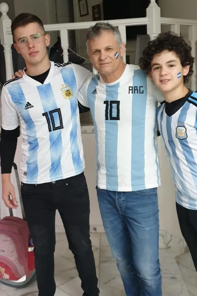 Ron Sherman, su padre y un hermano.