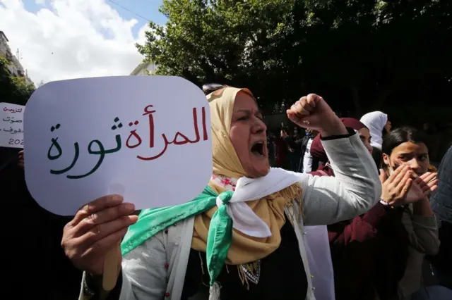 نساء يتظاهرن في شوارع الجزائر العاصمة بمناسبة اليوم العالمي للمرأة، 8 مارس/آذار 2021.