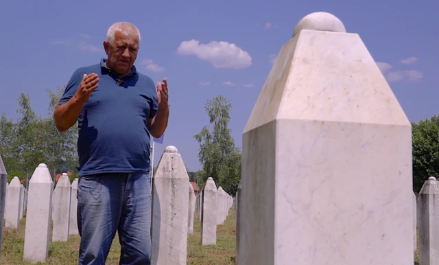 Sadik Selimović pred nišanima ubijenih članova porodice 