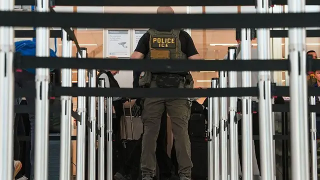 Un agente de ICE ayuda a los agentes de la TSA en el control de seguridad del Aeropuerto LaGuardia, el 28 de marzo de 2026 en Nueva York, Nueva York. (Foto de Ryan Murphy/Getty Images)