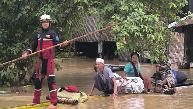 စက်လှေဝင်ဖို့ခက်တဲ့နေရာကို ဖောင်နဲ့ဝင်ကူ