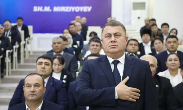 2025 йил 30 декабрь куни Сурхондарё вилоятида бир қатор туман ҳокимлари лавозими ўзгаргани ҳақида давлат ахборот агентлиги хабар бериб, Денов тумани ҳокими лавозимига Анвар Нормаматов тайинлангани айтилган. У расмда тўқ кўк ранг костюм шимда, оқ куйлак, кўк гакстук таққан, қўлини кўксига қўйиб тик турибди, орқасида мажлис қатнашчилари қатор-қатор бўлиб ўтиришибди.