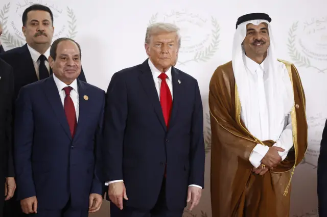 الرئيس المصري عبد الفتاح السيسي والأمريكي دونالد ترامب وأمير قطر تميم بن حمد خلال قمة شرم الشيخ 13 أكتوبر تشرين الأول 2025