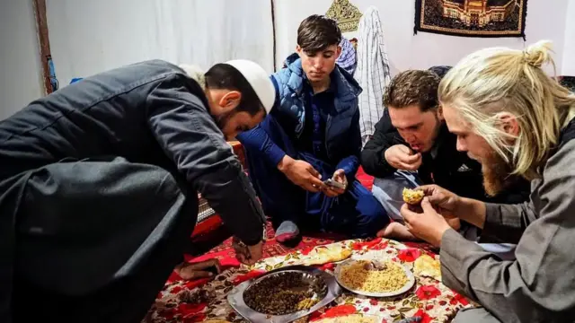 Dari cerita sang ayah, menurut Jamie, keramahan orang-orang yang ditemui sepanjang perjalanan belum berubah.