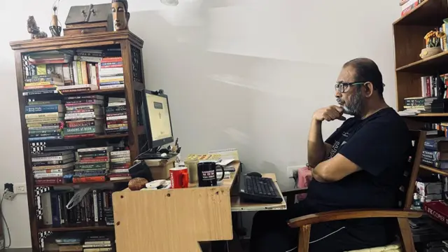 ለ28 ቀናት የዲጂታል እስረኛ የሆነው ኒላንጃን ሙክሆፓድሃይ የተባለው ጸሃፊ እና ጋዜጠኛ