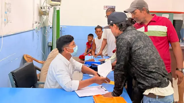 चिकित्सकहरूको आन्दोलनका कारण बहिरङ्ग सेवा बन्द भएपछि मङ्गलवार भरतपुर अस्पतालमा उपचारका लागि आएका बिरामीहरू आकस्मिक कक्षबाट बहिरङ्ग सेवाको सुविधा लिँदै 