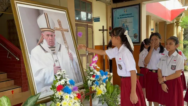 Sekitar 1.000 siswa sekolah dasar (SD) Pangudi Luhur St Timotius, Solo di Jawa Tengah, mengikuti Misa Arwah untuk Paus Fransiskus di Gereja St Antonius Purbayan, Solo, Rabu (23/04).