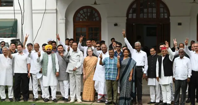 इसी साल एक जून को कांग्रेस अध्यक्ष मल्लिकार्जुन खड़गे के आवास पर हुई इंडिया दलों की बैठक के बाद की तस्वीर