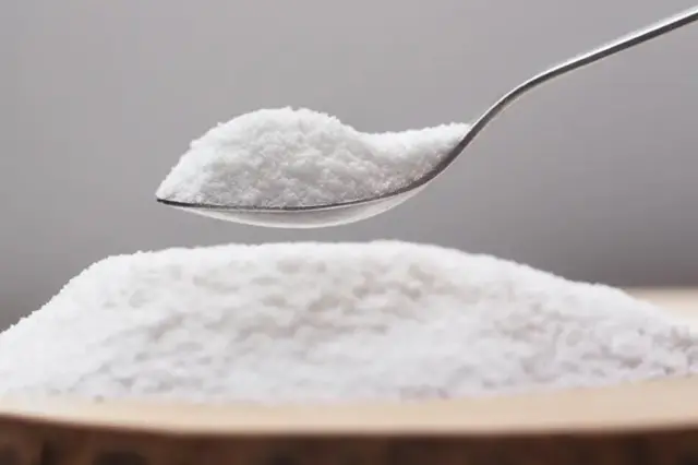 Colher com um adoçante branco