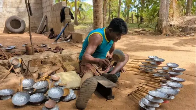 விடுதலைப் புலிகளுடன் கால்பந்து விளையாடிய மைத்திரி