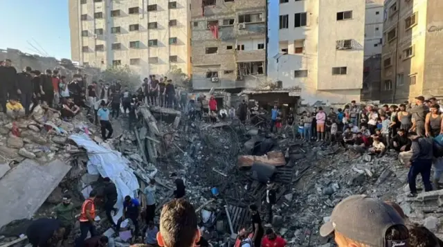 အစ္စရေး တိုက်ခိုက်မှုကြောင့် ဖြစ်တဲ့ အပျက်အစီးတွေကြားမှာ စုဝေးနေတဲ့ ပါလက်စတိုင်းတွေ