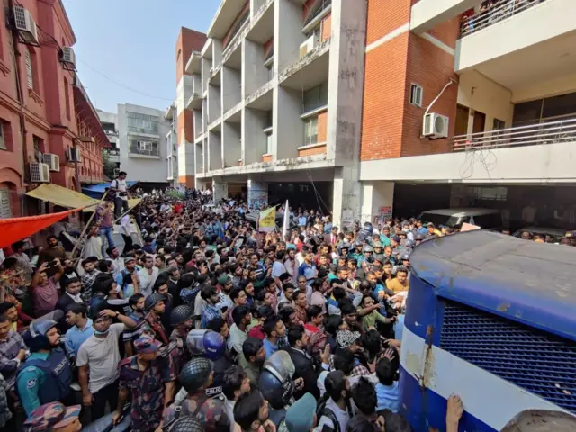 चिन्मय कृष्ण दास को गिरफ़्तार कर ले जाती पुलिस