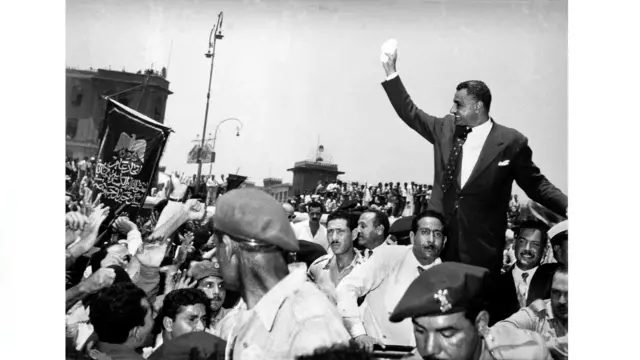 Madaxweynaha Masar Gamal Abdel Nasser ayaa ku dhawaaqay in la qarameyn doono kanaalka Suweys