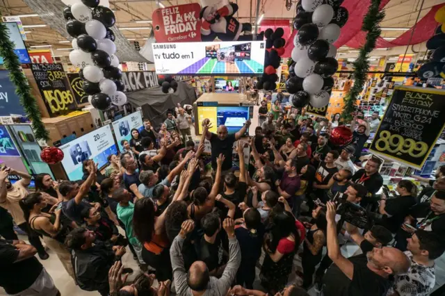 multidão de consumidores em um supermercado durante Black Friday 