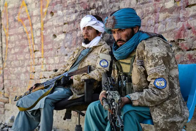 نیروهای مرزی طالبان با سلاحهای امریکایی و روسی در مرز سپین بولدک در قندهار.