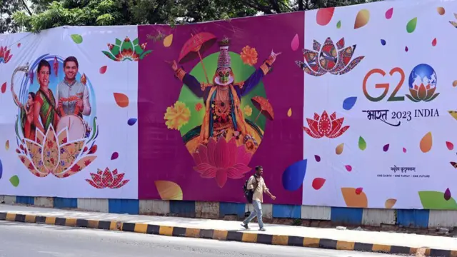 দিল্লিকে সাজিয়ে তোলা হয়েছিল এই ধরনের রংবেরংয়ের পোস্টারে