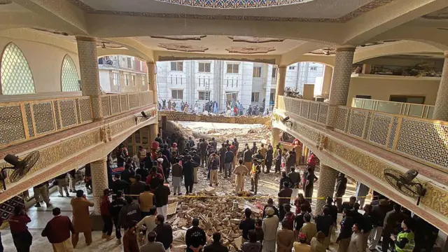 دیوار مسجد در پیشاور فرو ریخت
