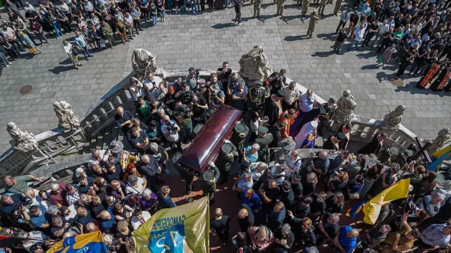 Люди на сходах Собора Святого Юра у Львові під час прощання з Андрієм Парубієм. 