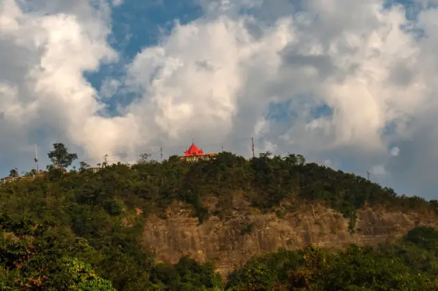 এই পাহাড়ে রয়েছে বেশ কয়েকটি ছোট ছোট মন্দির ও উপাসনালয়