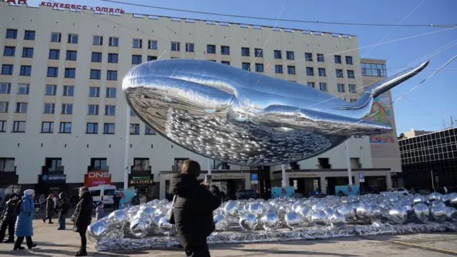 거대한 풍선 고래가 예술 작품의 일부로 무르만스크 중심부에 떠 있다