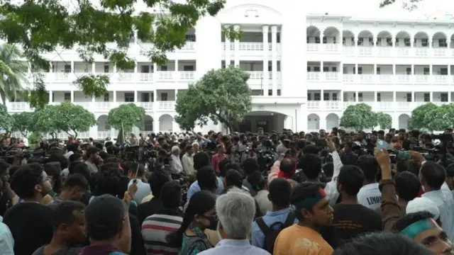 ১০ই অগাস্ট বিচারপতিদের পদত্যাগের দাবিতে সুপ্রিম কোর্টে শিক্ষার্থীদের বিক্ষোভ