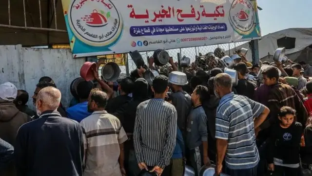 صورة لفلسطينيين نازحين يحتشدون انتظاراً للحصول على وجبات من الطعام في رفح جنوبي القطاع.