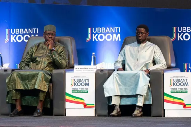 Le Premier ministre sénégalais Ousmane Sonko (à gauche) et le président sénégalais Bassirou Diomaye Faye (à droite) assistent à l'ouverture de la cérémonie officielle de présentation du plan de relance économique et sociale par le chef du gouvernement au Grand Théâtre de Dakar, le 1er août 2025. 