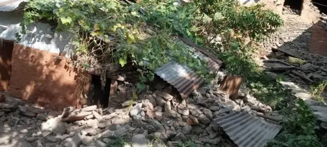 भूकम्पले भत्किएको घर