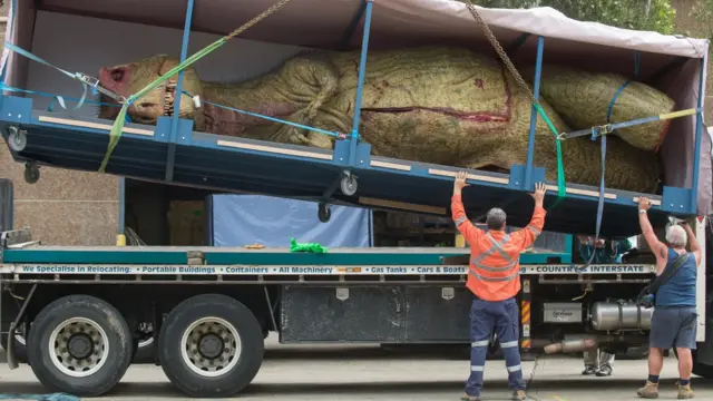 Transport d'une pièce de dinosaure reconstitué.